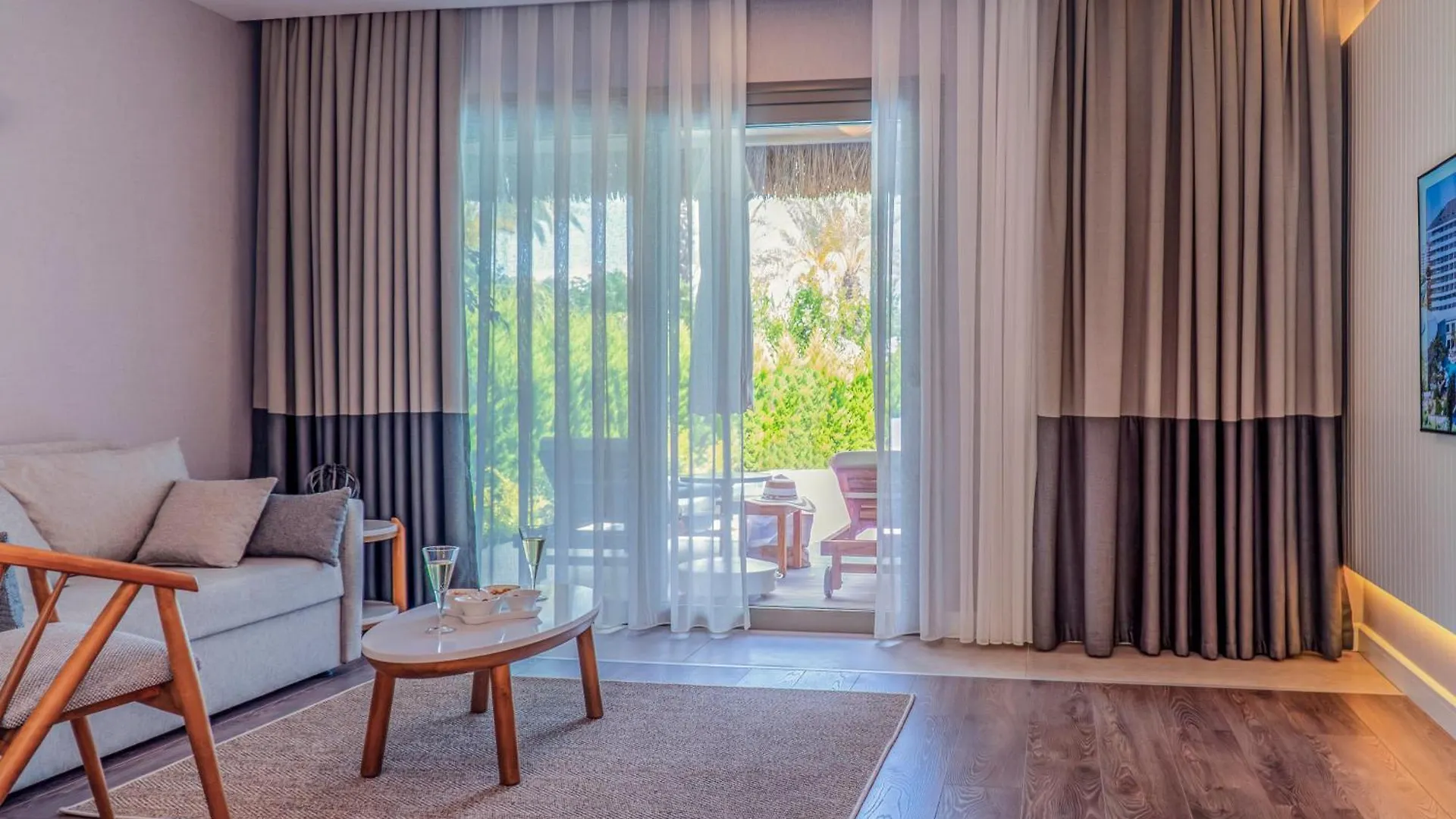 Royal Wings Hotel Antalya 5*,